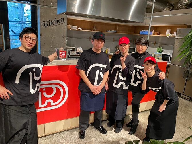 左端が商品開発担当の浅田さん