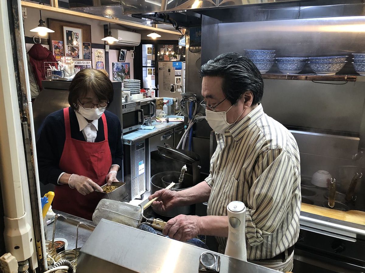 二人でラーメンを作る夫の正弘さんと、妻の多賀子さん