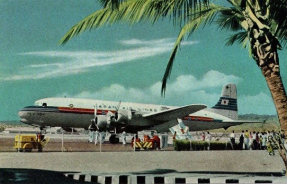 ホノルルに駐機する日本初の国際線旅客機「DC-6B型機」。JAL公式絵葉書より。