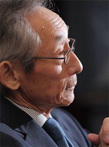 <strong>武田國男</strong>●たけだ・くにお<br>1940年、兵庫県生まれ。62年甲南大学経済学部を卒業後、武田薬品工業に入社。87年取締役、89年常務、91年専務、92年副社長、93年社長。2003年より現職。創業家6代目武田長兵衛の三男。副社長だった長兄の急逝で武田家の後継者に。医薬品事業に経営資源を集中させる大改革を行い、01年度には業界初となる連結売上高1兆円を達成した。