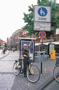 歩行者エリアで自転車に乗ってはいけない。ドイツ・ミュンスター市の例（出所＝疋田智『自転車生活の愉しみ』）