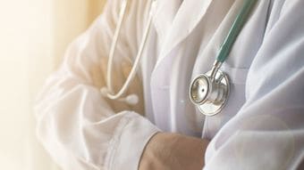 ｢あんたらは天下の秀才がここまでバカになった見本だ｣…研修医たちの人生を変えた"教授の厳しい臨床実習"