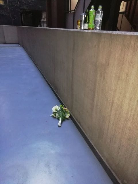 ヤクザマンションの吹き抜けにはいつも花が手向けられている