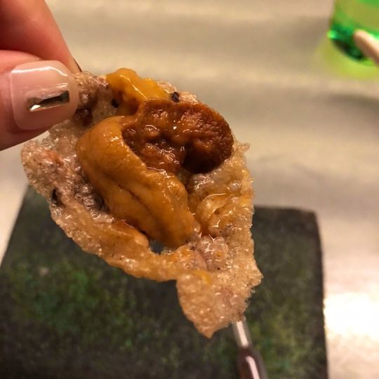 コオロギのチップスにウニをのせたもの