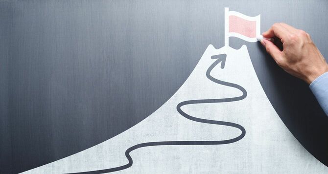 黒板に描かれた、山頂に旗が立つ山