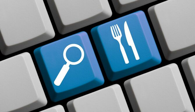 コンピューターのキーボードに飲食店検索マーク