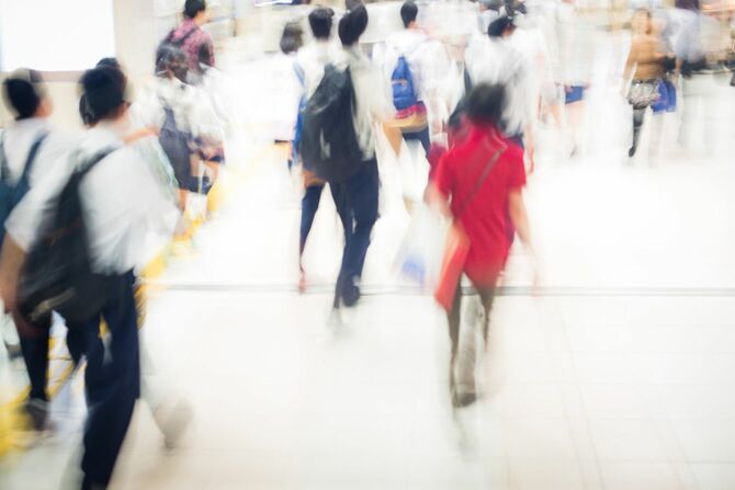 京都駅構内を移動する人々