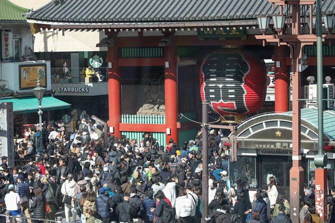 国内外の観光客でにぎわう浅草寺の雷門＝2024年2月11日、東京都台東区
