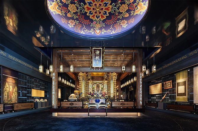 本堂では、宿泊客は朝のお勤めに参加できる