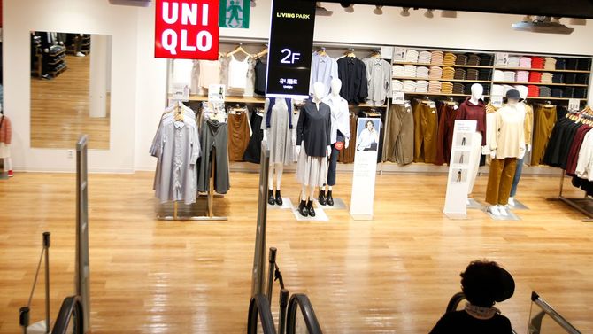 2019年8月6日、ガラガラの「ユニクロ」店舗を見つめる女性。2019年8月2日、日本の内閣が韓国を「ホワイトリスト」から外すことを承認したことで、多くの韓国人が日本製品をボイコットしている。