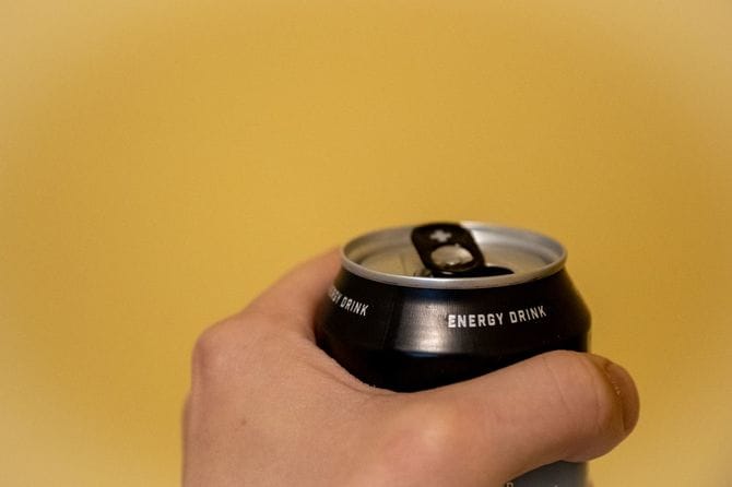 黒いエナジードリンク缶を持つ手