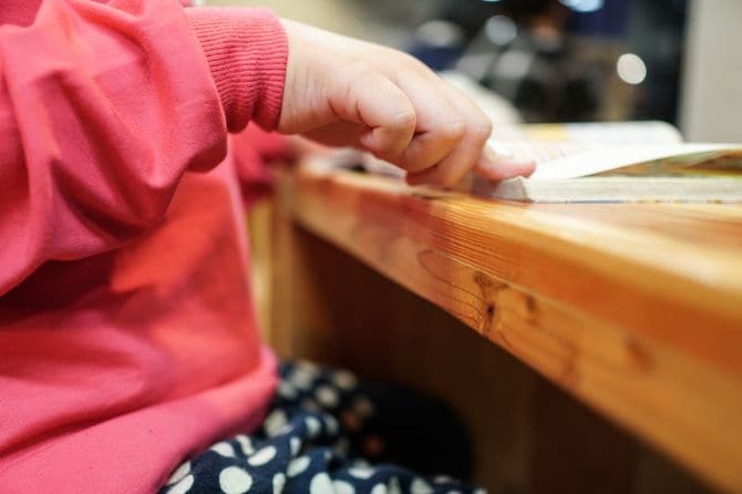 読書をする小さな女の子