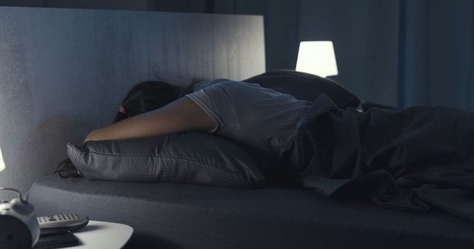 うつ伏せで眠る女性