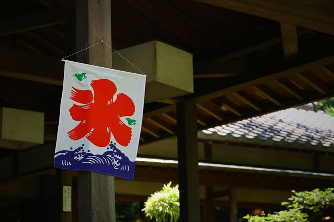 かき氷の旗を掲げた和風カフェの軒先