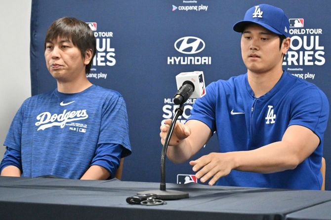 2024年3月16日、ロサンゼルス・ドジャースの大谷翔平（右）と通訳の水原一平（左）が、2024年MLBソウルシリーズのロサンゼルス・ドジャース対サンディエゴ・パドレス戦に先立ち、ソウルの高尺スカイドームで記者会見に臨む。