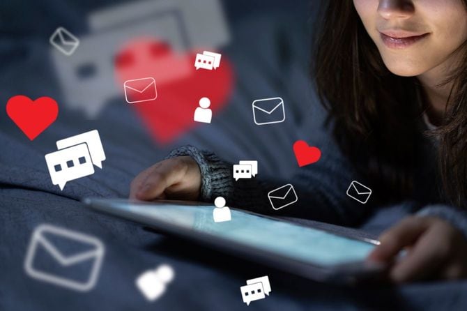 タブレットでソーシャルメディアを使用する女性