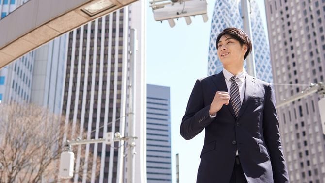 新宿のオフィスに急ぐビジネスパーソン