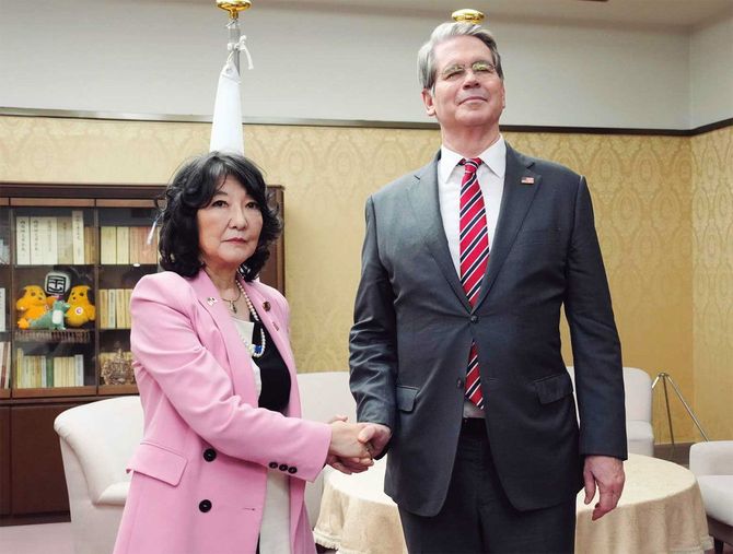 アメリカのベッセント財務長官と会談を前に握手する片山さつき財務大臣(写真=共同)。ベッセント氏の発言以降、片山氏は「高市総理はリフレ論者ではない」と説明を重ねている。