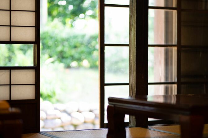 和室から見た縁と庭園