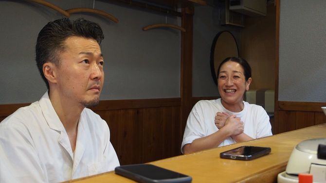 当時を回顧しながら語ってくれた、店主の井上翼さんと妻の江里香さん。