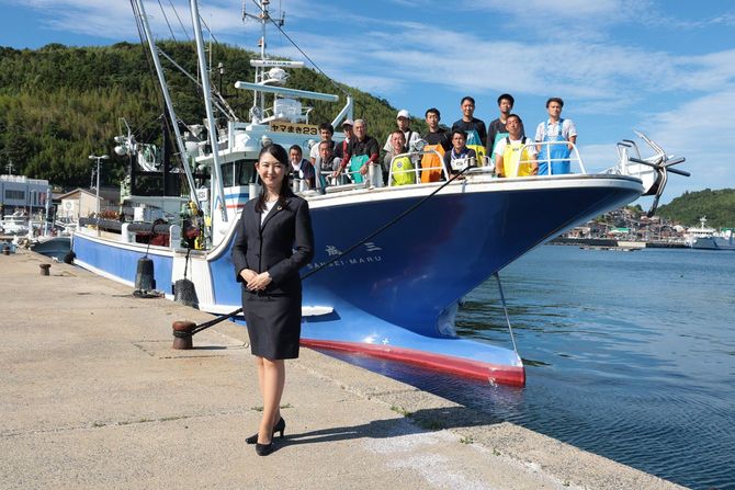 萩大島船団丸の漁師たちと坪内知佳さん。10年の壁を乗り越え、仲間も増えた。最近では女性の漁師志願者も出てきているという。