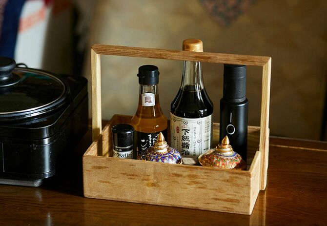 調味料は小さめのものをそろえて、食卓にセット。木製のミニおかもちはお手製。