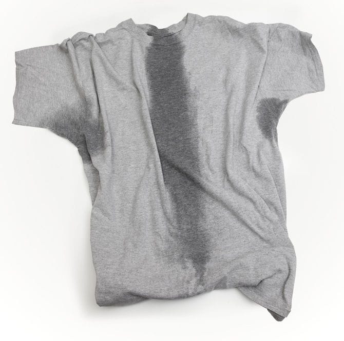 汗ばんだTシャツ