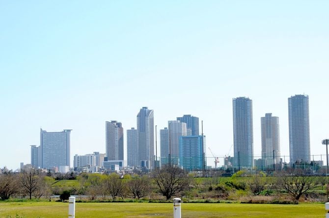 東京都側から武蔵小杉方面を望むと、異様なタワマン風景を見ることができ、現在もタワマンの建設計画が進んでいる