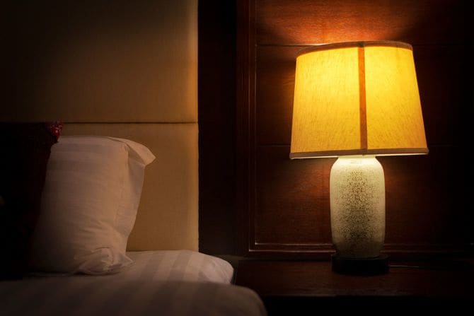 ベッドサイドの照明