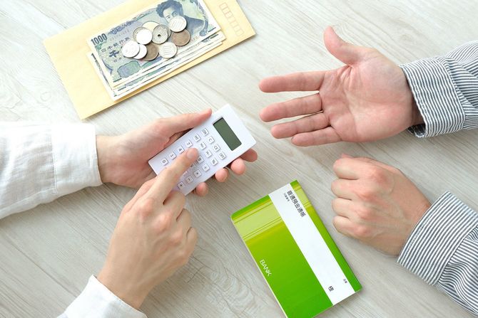 住宅費を計算する夫婦