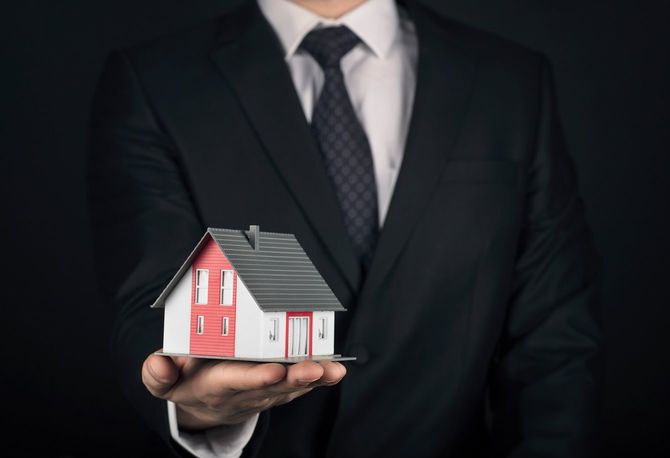 家の模型を持つイメージ