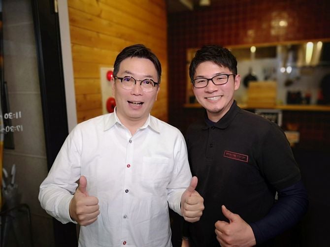 『dancyu』編集長の植野広生氏と写真に映る黒田さん