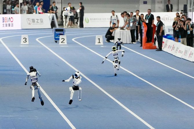 2026年8月25日、中国・北京で開催された「第2回世界人型ロボット運動会」の100メートル走で競い合うロボットたち