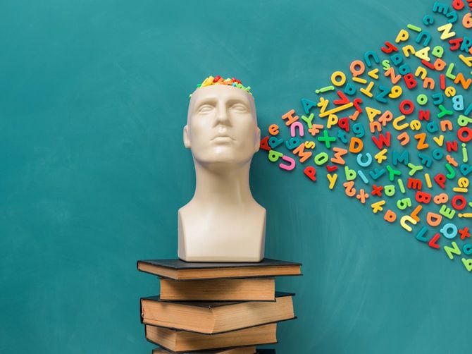 マネキンの頭部から出るカラフルな文字