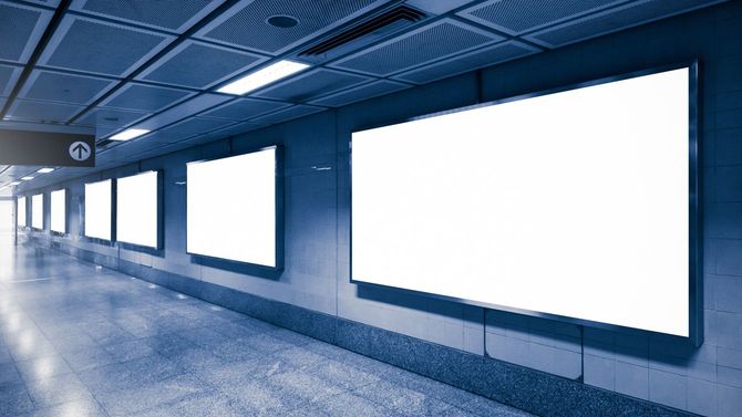 地下通路の商業看板