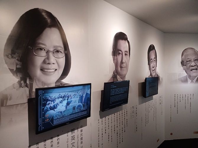 台湾総統府の中にある歴代総統のコーナー（手前は蔡英文総統）。次に登場するのはだれか。