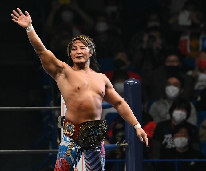 ファンの声援に応える棚橋弘至