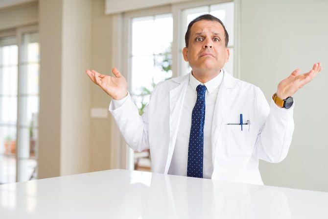 医師が両手を上げて「知らない」とジェスチャー
