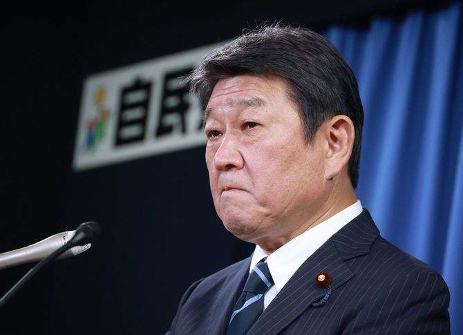 旧統一教会と所属議員の接点に関する点検結果を公表後、厳しい表情で記者の質問を受ける自民党の茂木敏充幹事長＝2022年9月8日午後、東京・永田町の同党本部