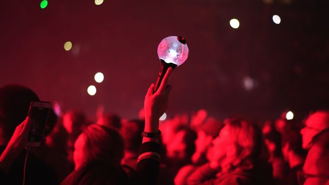 K-POPグループのライブに参加する人々