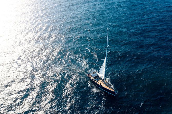 青い海の上を航行するヨット