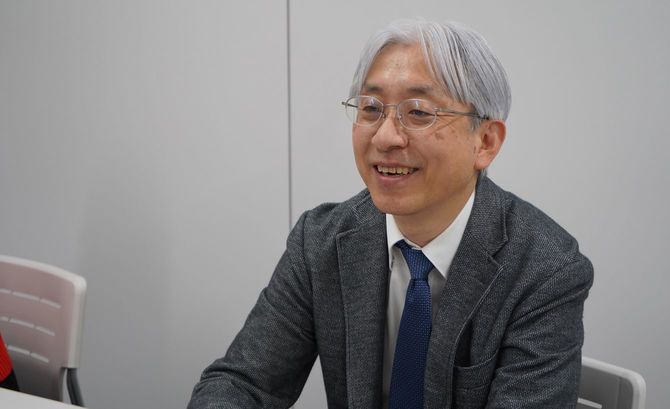 通販本部健康食品課長の小川伸一さん