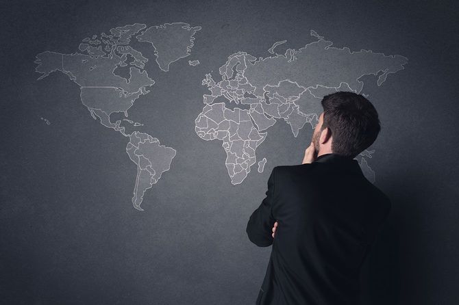 世界地図を見ている人