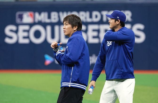 韓国代表とのエキシビションゲーム前、練習に臨むドジャースの大谷翔平（右）と水原一平通訳＝2024年3月16日、韓国・ソウル