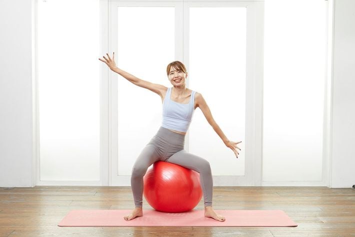 写真⑤　出典＝SAYAKA『<a href="http://www.amazon.co.jp/exec/obidos/ASIN/4833440695/presidentjp-22" target="_blank">バランスボール「美やせ」革命</a>』（プレジデント社）