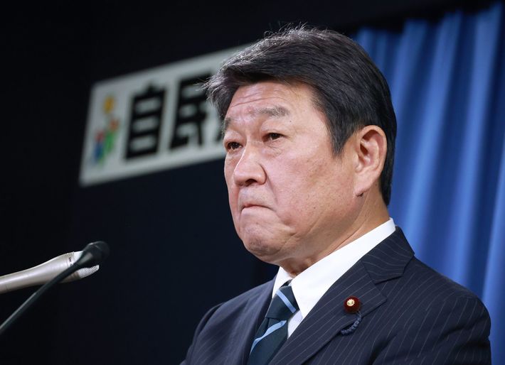 旧統一教会と所属議員の接点に関する点検結果を公表後、厳しい表情で記者の質問を受ける自民党の茂木敏充幹事長＝2022年9月8日午後、東京・永田町の同党本部