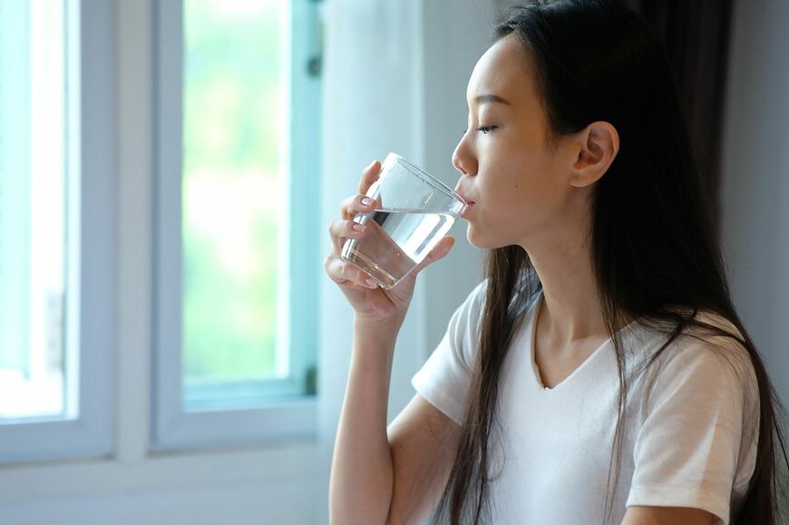 女性は水を飲む