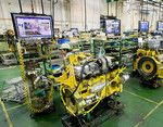 ディーゼルエンジンを製造するコマツ小山工場のラインでは、作業初心者にもわかるように作業手順を確認するための液晶モニターが至る所にある。