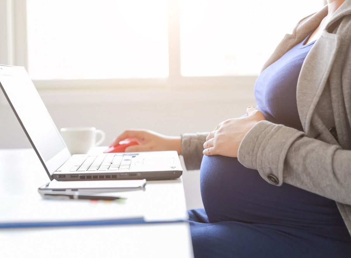 パソコンで仕事をする妊婦