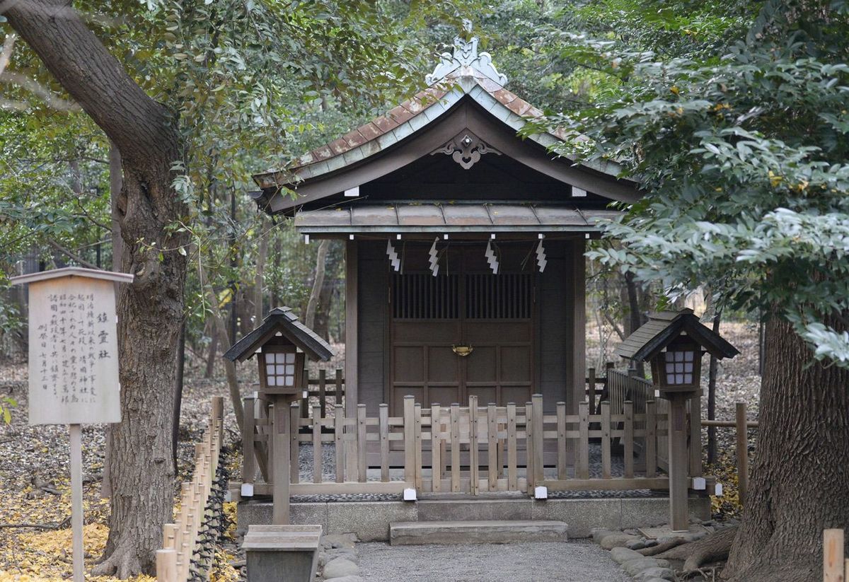 安倍首相が参拝した靖国神社の鎮霊社＝2013年12月26日午後、東京・九段北